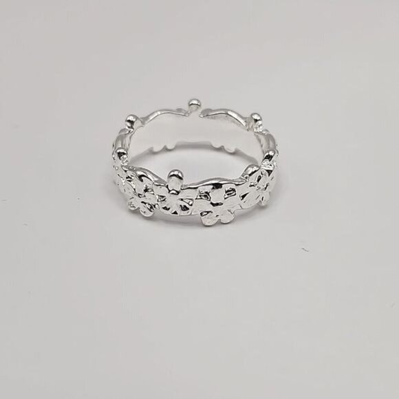 Simple Silver Flower Ring Size 8‎ (NWOT) - Picture 4 of 4